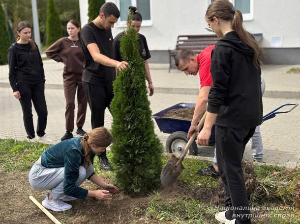 Курсанти ННІПД НАВС долучилися до Всесвітнього дня прибирання
