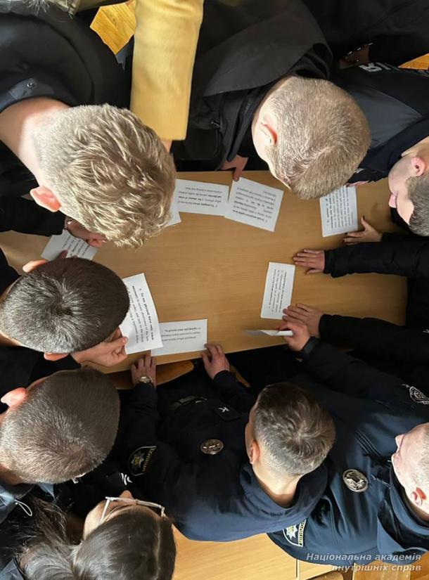 Бінарне заняття «Принцип “policing by consent” у Великій Британії, його роль у кризових ситуаціях та відображення в Україні» Бінарне заняття «Принцип “policing by consent” у Великій Британії, його роль у кризових ситуаціях та відображення в Україні»