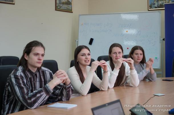 Засідання гуртка «Науковий діалог: мова, жест і право» у форматі тренінгу із жестової мови