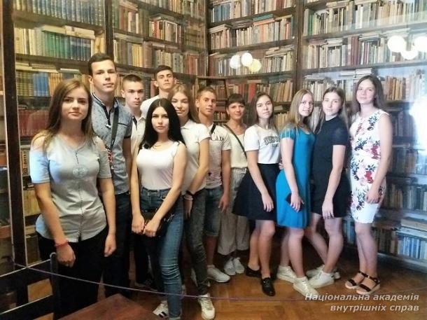 Павло Тичина: за лаштунками шкільних біографій