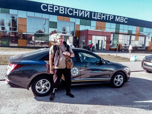 Ще двоє ветеранів отримали посвідчення водія після навчання в безбар’єрній автошколі НАВС