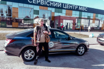 Ще двоє ветеранів отримали посвідчення водія після навчання в безбар’єрній автошколі НАВС Фото