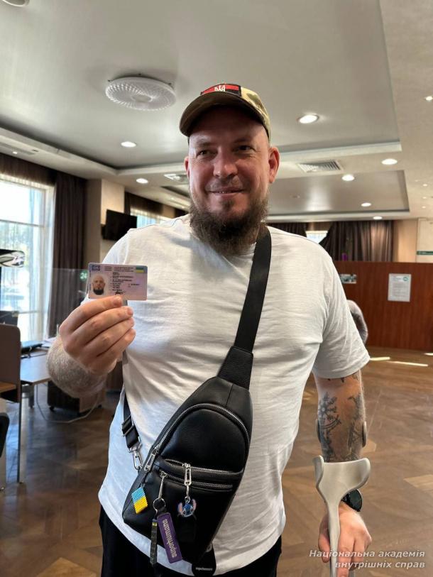 Ще двоє ветеранів отримали посвідчення водія після навчання в безбар’єрній автошколі НАВС