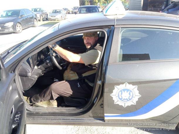 Ще двоє ветеранів отримали посвідчення водія після навчання в безбар’єрній автошколі НАВС
