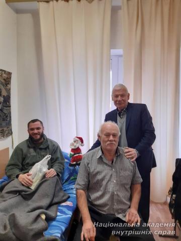 Представники Ради ветеранів НАВС відвідали поранених захисників у шпиталі
