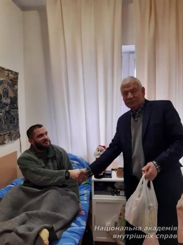 Представники Ради ветеранів НАВС відвідали поранених захисників у шпиталі