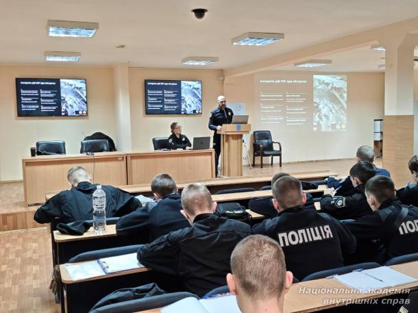 Випускники НАВС готуються до служби: у фокусі уваги – документування воєнних злочинів Випускники НАВС готуються до служби: у фокусі уваги – документування воєнних злочинів