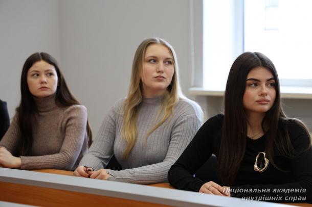 Мова права в епоху глобалізації: студенти обговорили виклики наукової комунікації