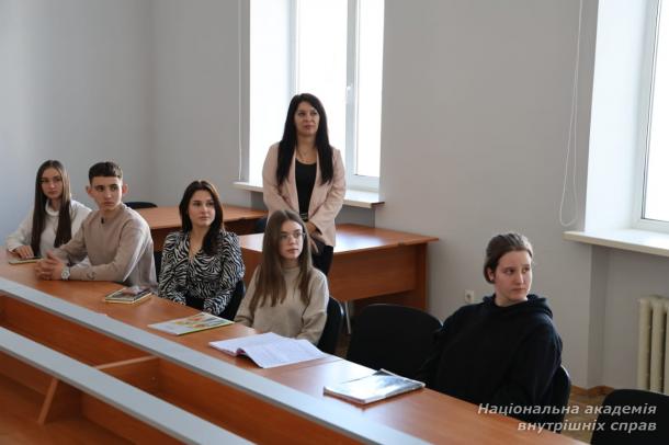 Проти насильства — через освіту і діалог: студентський круглий стіл англійською мовою