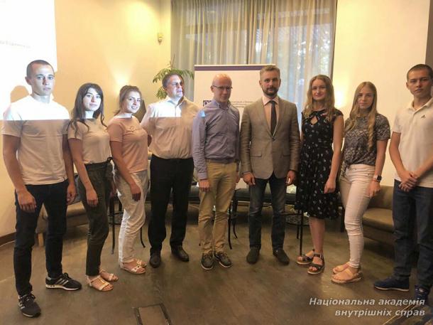 Участь курсантів і представників кафедри кримінального права НАВС у дискусії «Конституція та боротьба з корупцією: блукаючи Задзеркаллям?»