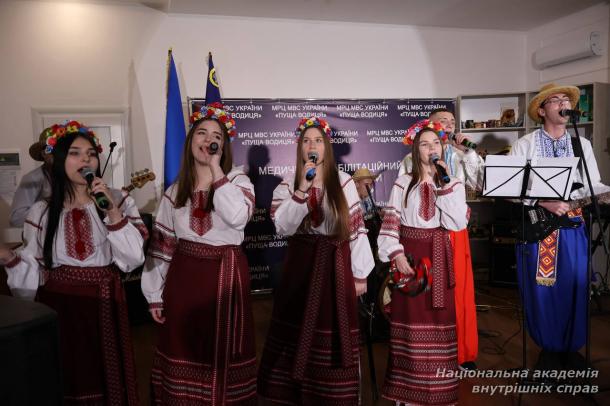 Курсанти ННІПД привітали ветеранів реабілітаційного центру МВС з різдвяними святами