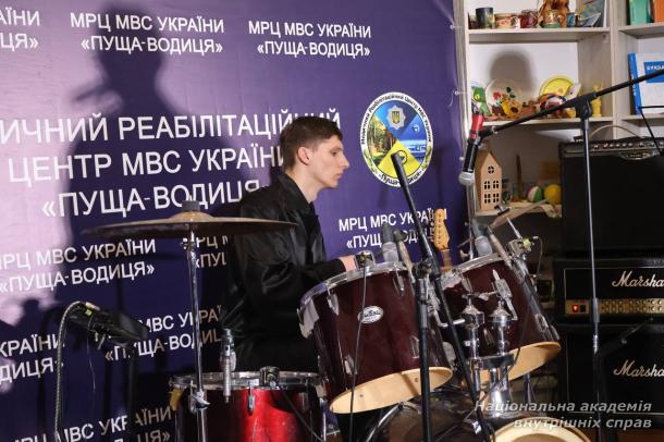 Курсанти ННІПД привітали ветеранів реабілітаційного центру МВС з різдвяними святами