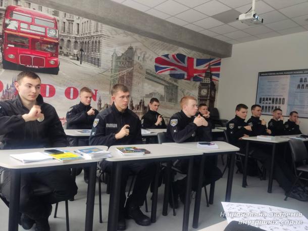 Безбар’єрна комунікація в дії: тренінг із жестової мови для курсантів і студентів