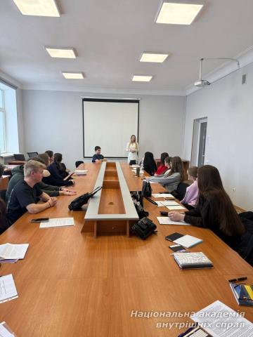 Практико орієнтований підхід у викладанні фахової мови: досвід співпраці з успішним випускником 