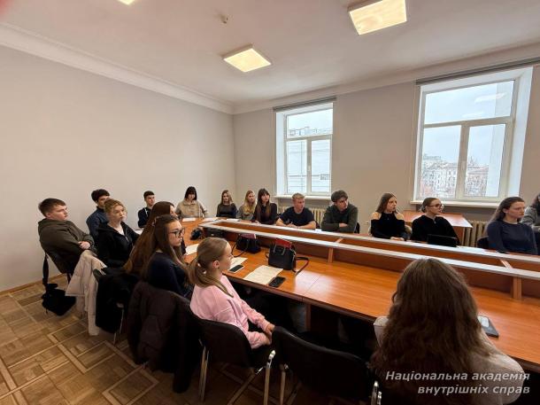 Практико орієнтований підхід у викладанні фахової мови: досвід співпраці з успішним випускником 