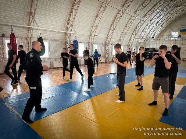 Курсанти ННІПД НАВС удосконалюють навички спеціальної фізичної підготовки