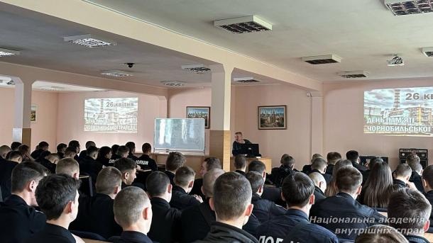 Пам’ятаємо Чорнобиль: у НАВС і Київському ліцеї імені Ярослава Кондратьєва вшанували героїв Чорнобиля
