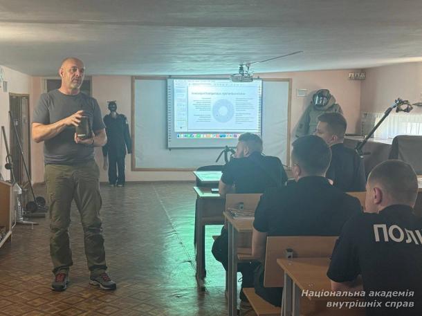 Бінарне заняття для майбутніх оперуповноважених: тактика документування злочинів, пов’язаних із незаконним обігом зброї