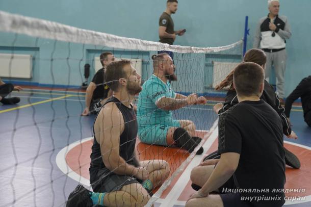У НАВС відбувся перший урок з адаптивного волейболу для ветеранів і здобувачів освіти