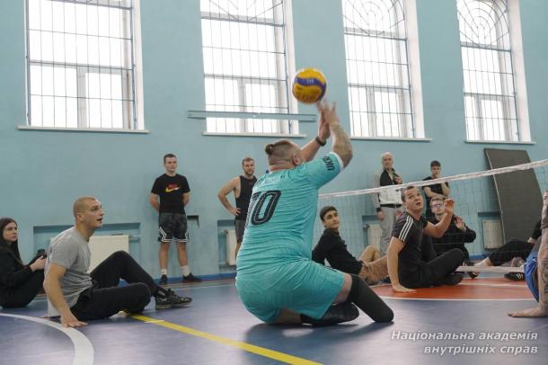 У НАВС відбувся перший урок з адаптивного волейболу для ветеранів і здобувачів освіти