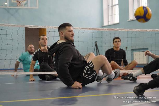 У НАВС відбувся перший урок з адаптивного волейболу для ветеранів і здобувачів освіти