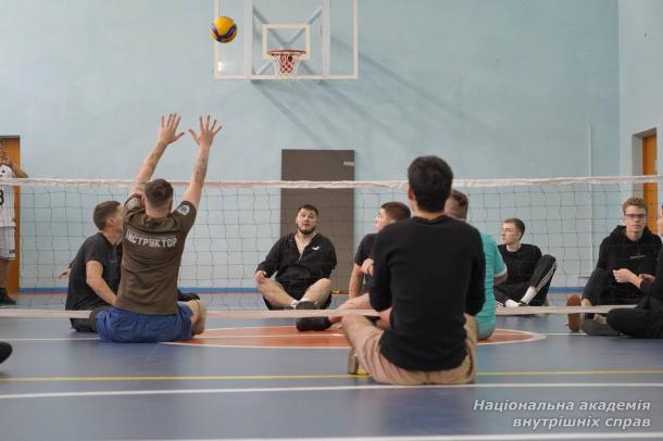 У НАВС відбувся перший урок з адаптивного волейболу для ветеранів і здобувачів освіти