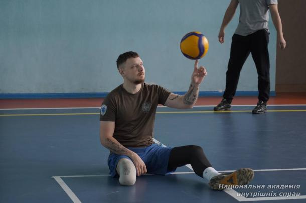 У НАВС відбувся перший урок з адаптивного волейболу для ветеранів і здобувачів освіти