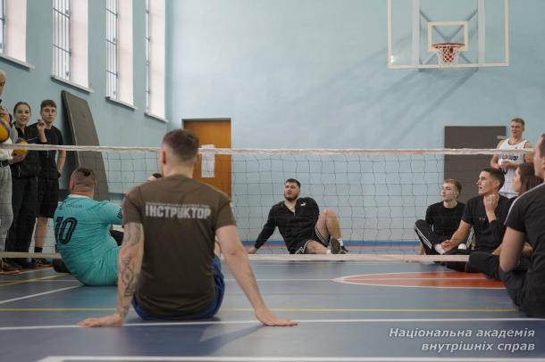 У НАВС відбувся перший урок з адаптивного волейболу для ветеранів і здобувачів освіти