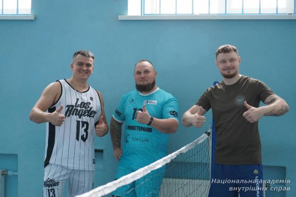 У НАВС відбувся перший урок з адаптивного волейболу для ветеранів і здобувачів освіти