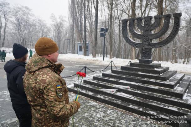Сьогодні — День вшанування пам’яті жертв Голокосту Сьогодні — День вшанування пам’яті жертв Голокосту