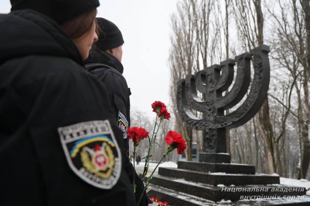 Сьогодні — День вшанування пам’яті жертв Голокосту Сьогодні — День вшанування пам’яті жертв Голокосту