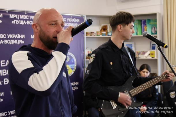 Курсанти ННІПД привітали ветеранів