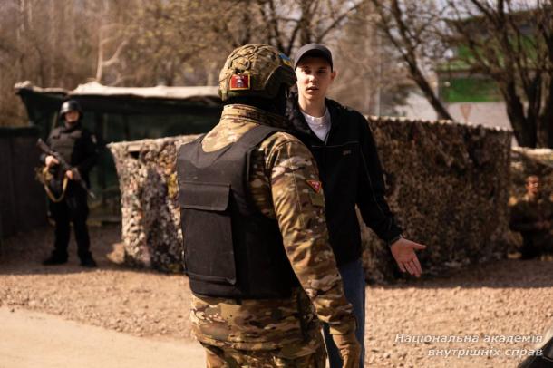 Навчання на блокпості в умовах бойових загроз: курсанти НАВС відпрацювали комплексні алгоритми дій