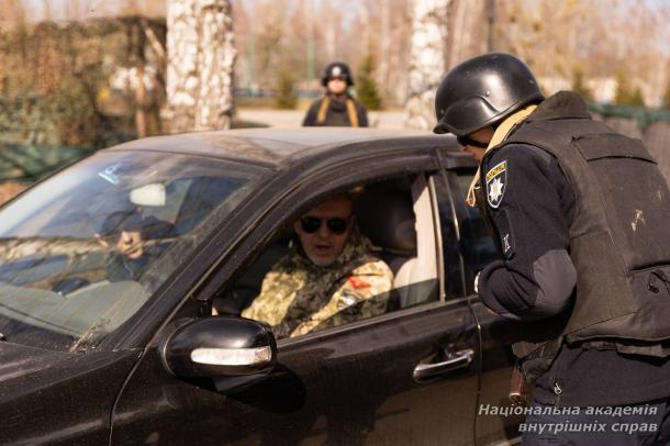 Навчання на блокпості в умовах бойових загроз: курсанти НАВС відпрацювали комплексні алгоритми дій