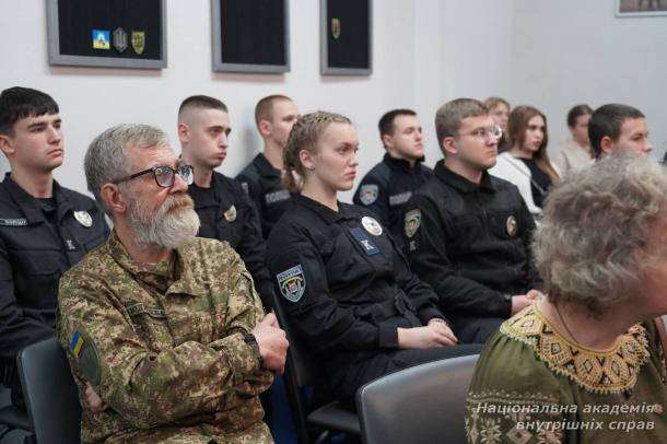 У Національній академії внутрішніх справ відкрили художню виставку, присвячену пам’яті Героя Андрія Бахтова