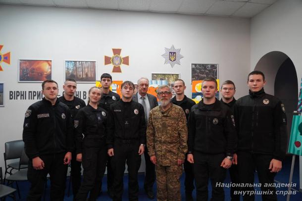 У Національній академії внутрішніх справ відкрили художню виставку, присвячену пам’яті Героя Андрія Бахтова