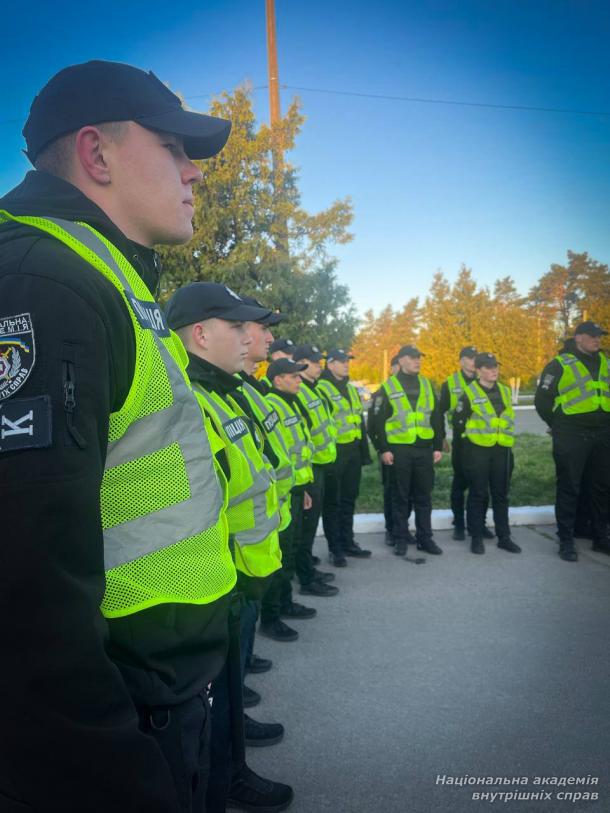 Понад 170 курсантів й офіцерів НАВС забезпечують публічний порядок під час поминальних заходів