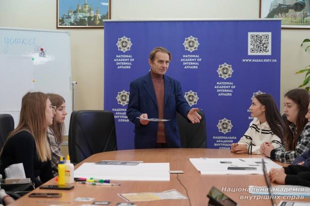 Наукове проєктування дошки детектива: синергія науки, креативу й фінансової безпеки Наукове проєктування дошки детектива: синергія науки, креативу й фінансової безпеки