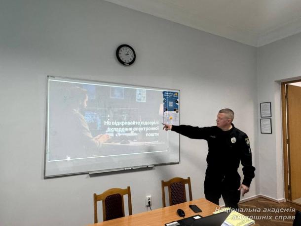 Кібербезпека в службовій діяльності працівників поліції Кібербезпека в службовій діяльності працівників поліції