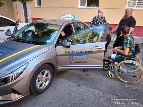 Інструктори безбар’єрної автошколи завітали до реабілітаційного центру