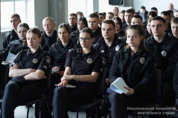 Лекції прокурора США у відставці для майбутніх фахівців кримінальної юстиції