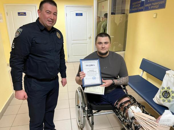 Диплом незламності: випускнику НАВС вручили відзнаку в госпіталі