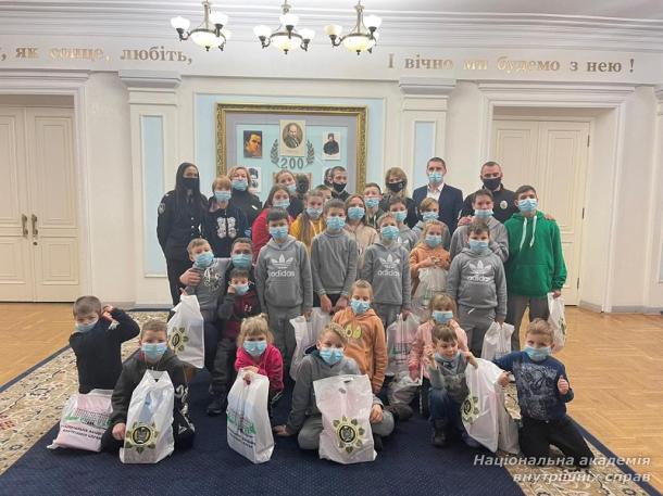 Новорічна казка для вихованців дитячого будинку