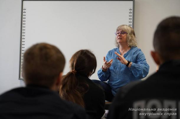 Розмовні клуби з носіями англійської мови для курсантів і студентів НАВС