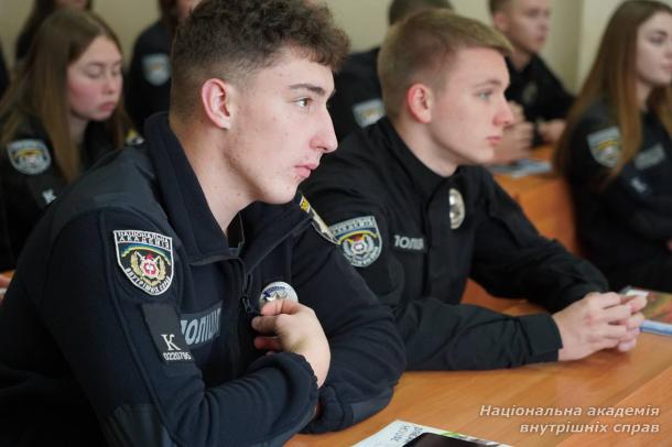 Місяць кібербезпеки в НАВС: психологи допомагають курсантам протистояти онлайн-маніпуляціям